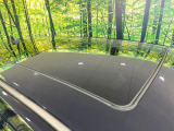 【大型サンルーフ】車内の解放感が一気に上がる大型のパノラマルーフ!季節を問わず開放的で快適なドライブをお楽しみいただけます。流通量も少なく希少価値の高い人気の装備です♪