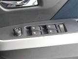 《パワーウインドウスイッチ》車の基本装備のひとつのパワーウインドウです。オート機能もあって、押し方の強弱で調整も出来ます。