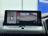 上空から見下ろしているかのような映像をディスプレイに映し出し、スムースな駐車をサポートします。画面は「トップビュー」のほか「サイドブラインドビュー」への切り換えが可能。ますます安心です