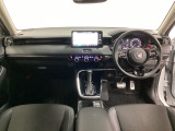 車内は光触媒抗菌消臭施工済です。インパネ周りはスタイリッシュなデザインで機能や装備も充実しています。グローブボックスやカップホルダーのほかにトレーなどたくさんの収納スペースが付いています。