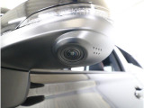 助手席側で見えにくい左前方の映像を、車内のマルチファンクションディスプレイに映し出します。前方への駐車や左寄せ、狭い道でのすれ違いなど、さまざまなシーンで安心して運転できる便利な機能です。