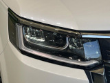 【LEDヘッドライト】悪天候や夜間走行時も良好な視界を確保し安心して運転できる高輝度LEDヘッドライトを装備!点灯速度が早く、消費電力も抑えられています。
