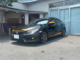 洗練されたハッチバックボディに、大口径エアインテークやセンター2本出しマフラーを採用。街乗りでもパッと目を惹くアグレッシブなスタイリングで、所有する歓びを存分に味わえる大人気モデルです。