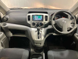 【運転席】乗用車のように快適な運転姿勢!軽快なアクセルワークを可能にする広い膝まわり・足元スペースも確保!