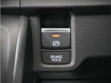 電子制御パーキングブレーキ搭載で指一本で簡単に操作することができます。さらに停車中に、ブレーキペダルを踏み続けなくても、自動的にブレーキを保持する機能である、オートマチックブレーキホールド付きです。