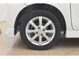 純正なので車に似合うデザインになっていますね。スタッドレスタイヤもご相談下さい。