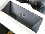 【ワイヤレスデバイスチャージング】置くだけでスマートフォンを充電することが出来ます。インテリアに溶け込んでおり、ラグジュアリーな雰囲気を損なうことはありません。