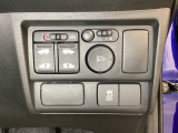 リアドアは乗り降りに便利な両側電動スライドドアです。また運転席に座っていながらスイッチ操作で自在にスライドドアを開け閉めできます。またHondaセンシング用のVSA解除スイッチを右側に装備しています。