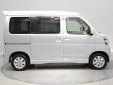 【右サイド】扱いやすいサイズ感で、街中でのすれ違いや狭い駐車場でも安心して運転できます。