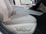 パワーシート搭載。微妙な調整が手軽にでき、ピッタリなポジションで運転することが可能です。