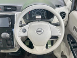 インテリアに合わせたデザインのステアリングは、運転される方のことも考え、運転しやすい形状、大きさです。是非一度、実際に触ってお確かめください。
