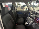 運転席の画像です。足元やシートまわりに余裕があり、リラックスした姿勢で運転が可能です。視界も良好で操作系へのアクセスもしやすく、快適で安心感のあるドライブをサポートします。