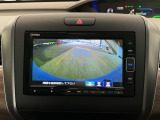 【バックカメラ】運転が苦手な方も車庫入れラクラクです!ギアをリバースに入れれば自動的に切り換わりますので、面倒な操作は不要です♪狭い駐車場もお車を傷つけず安心ですね!