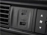 ◆USB接続端子◆スマホやiPodなどを接続して、いつもの音楽を車内でもお楽しみいただけます♪