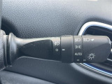 【オートライト(AUTO)】外の明るさをシステムが感知して、自動でヘッドライトが点灯します。ヘッドライトをつけ忘れを防ぐ便利機能です。