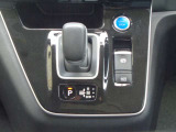 「未来」の運転感覚。手のひらで包むようにしてシフトする電制シフト。お問い合わせは03-5672-1023へ