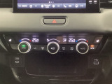 運転席・助手席、それぞれで温度調節が可能なオートエアコンです。シートヒーター付きなので、寒い日も快適です。