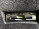 【ETC2.0(DSRC/ITSスポット)】ETCカードを挿入すれば料金所はノンストップで通過できます。ETC限定の割引や、高速道路の情報提供サービスを利用できます。