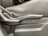 運転席にはドライバーの体型や好みに応じて前後方向だけでなく、高さの調整ができるシートリフターを装備!