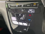 【オートエアコン】一度お好みの温度に設定すれば、車内の温度を検知し風量や温度を自動で調整。暑い&hellip;寒い&hellip;と何度もスイッチ操作をする必要はありません。快適な車内空間には必須の機能ですね♪