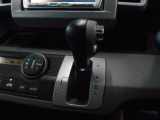 インパネシフトだから視線の移動も少なく足元もスッキリ。運転席もゆったりしているのでゆとりを持ってドライブできますね。