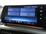 BMWカーブド・ディスプレイは、必要な情報をひと目で把握できるだけでなく、BMW iDriveの主要なインターフェイスとしてさまざまな機能の直観的な操作を可能にしています。