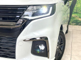 【LEDヘッドライト】悪天候や夜間走行時も良好な視界を確保し安心して運転できる高輝度LEDヘッドライトを装備!点灯速度が早く、消費電力も抑えられています。