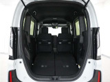 2列目シートを倒すことで、大変広いラゲッジスペースとなります。大きな荷物を積んだりと様々な用途にご利用いただけます。