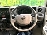 インテリアに合わせたデザインのステアリングは、運転される方のことも考え、運転しやすい形状、大きさです。是非一度、実際に触ってお確かめください。