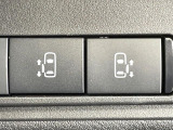 【ハンズフリー機能付き両側パワースライドドア】スライドドアの下に足先を入れてすぐ引くと、自動的にスライドドアが開閉します!荷物で両手がふさがった状態でも、ドアの開閉ができてとっても便利!
