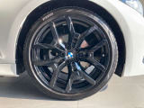 BMW純正19インチブラックホイールを装着。ブラック仕上げならではのスポーティな足元がボディ全体を引き締めています。