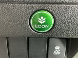 【eコンスイッチ】低燃費運転をサポートするECONモード。スイッチをONすると、エンジンやトランスミッション、A/Cなどを協調制御し、燃費の向上に貢献。エコドライブの効果を高めます。