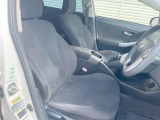 運転席まわりには十分なスペースがあり、大柄な方でもゆったり運転していただける環境です。