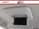 【後席モニター】 折りたたんで収納できるので使用しないときには邪魔になりません。長時間のドライブには是非音楽や映画を楽しんでください。
