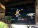 【13.2型有機ELフリップダウン】三列目からでも迫力のエンタメが観れる大画面フリップダウン。有機ELのモニターでは、一般的なフリップダウンよりも高コントラストでキレイな映像を楽しめます。