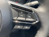 【マツダ・レーダー・クルーズ・コントロール (MRCC)】運転者がアクセルやブレーキを踏まなくても設定した速度での定速走行や先行車との車間距離を一定に保つ追従走行により、運転者の負担を軽減するシステムです。
