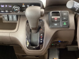 シフトはインパネシフト、パーキングブレーキは電子制御なので運転席と助手席の間はすっきりしています。