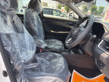 毎日過ごす運転席は要チェック。シートのへたり・擦れ、視界のイメージまで伝わる重要ポイント。
