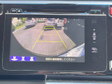 車庫入れ時に安心のバックカメラがついています。
