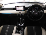 視界広々で非常に運転しやすくロングドライブでも疲れを感じさせないすっきりとまとまったインパネ周りです。