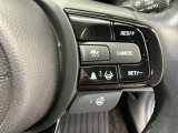 アクセルから足を離しても設定したスピードを保ち走行し、高速道路での疲労軽減に役立つクルーズコントロール、暖房が効くまでの間に手のひらをじんわり暖めてくれるステアリングヒーター付きです!