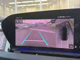 ●サラウンドビューカメラ『車両の4つのカメラから得た映像を合成し、上空から眺めているような映像をモニターに映し出します。車両周辺の歩行者や障害物などの発見に役立ちます。』