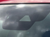 【i-ACTIVESENSE】走行中に前方の車両等を認識し、衝突しそうな時は警報とブレーキで衝突回避と被害軽減をアシスト。より安全にドライブをお楽しみいただけます。