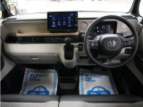 運転にかかわる様々な操作を安全に行えるように視点移動が少なく、操作性に配慮されたスイッチ類が凝縮されたコクピットです。