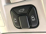 【両側スライドドア】駐車場で隣の車との間隔が狭く乗りにくい時、スライドドアなら安心!ドアオープン時も幅を取らず、開口部が広いので乗り降りがとっても簡単です。大きな荷物の出し入れも後席から可能♪