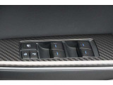 スイッチ一つで窓を開け閉めできるパワーウィンドウスイッチです。