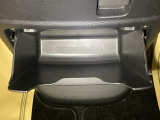 足元部分にはちょっとした小物を入れるのに便利な収納BOXもあります。