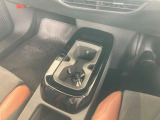 2口のドリンクホルダーが備え付けです。シフトノブがこの一に無いことですっきりと開放的なセンター周りです。