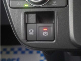 電子制御パーキングブレーキ搭載で指一本で簡単に操作することができます。さらに停車中に、ブレーキペダルを踏み続けなくても、自動的にブレーキを保持する機能である、オートマチックブレーキホールド付きです。