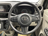 快適な操作性の運転席、ハンドルも綺麗に清掃済みです!もちろん安全を守るエアバッグも装備しているので安心してお乗りいただけます(^^)